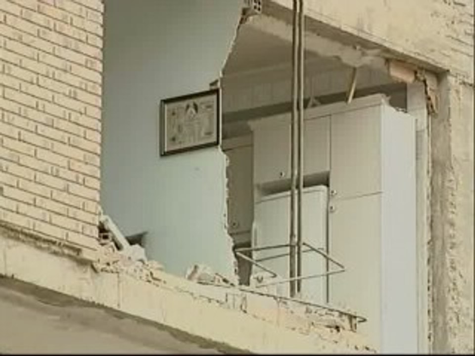 Los bomberos siguen trabajando en los edificios afectados de Calahorra