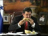 El presidente de Honduras come melón ante las cámaras