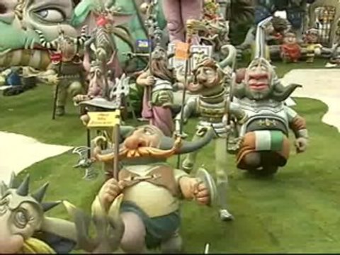 Las fallas tiñen de color las calles de Valencia