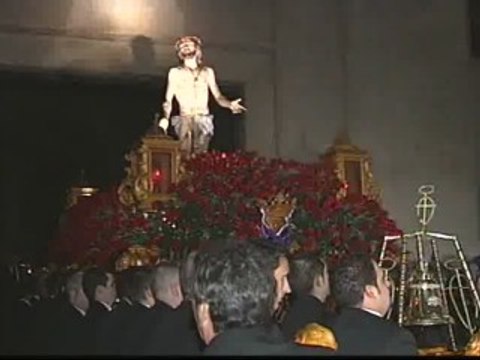 El Cristo del Perdón y el reo indultado procesionan por las calles de Elche