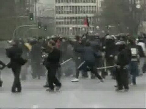 Batalla campal entre neonazis y simpatizantes de extrema izquierda en Atenas