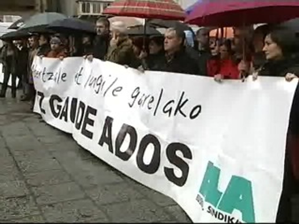 Decenas de personas se concentran en Mondragón