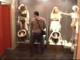 Un centro comercial portugués coloca maniquíes en ropa interior en los baños