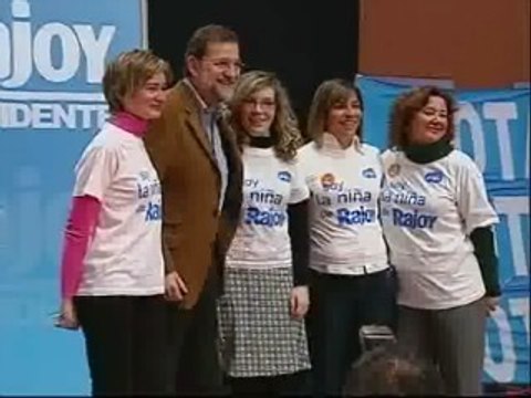 Unas chicas reciben a Rajoy con camisetas con el lema 'Soy la niña de Rajoy'
