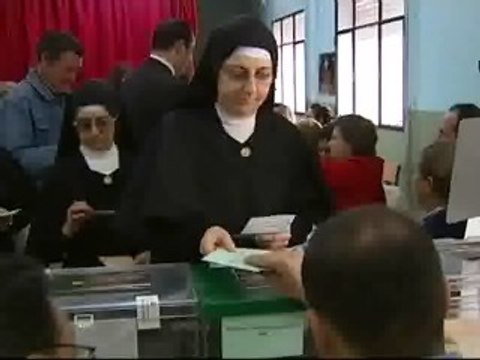 Los andaluces votan también hoy en las elecciones autonómicas