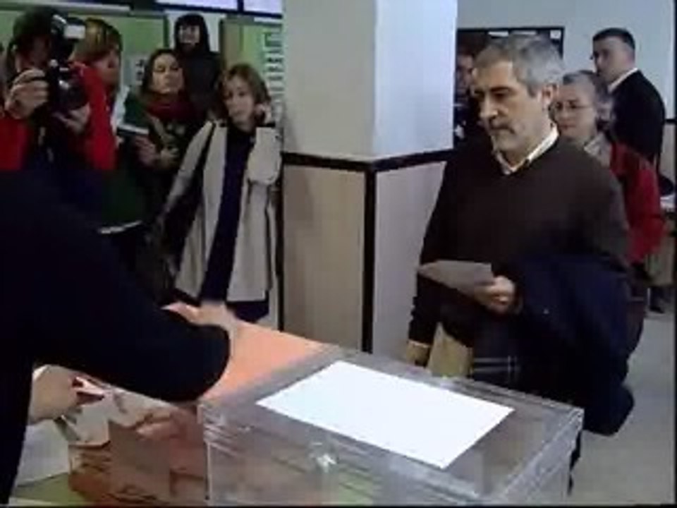 Llamazares acude a votar