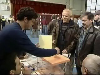 El primer matrimonio homosexual vota en Madrid