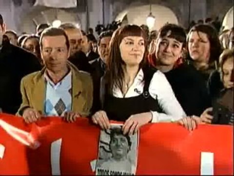 La viuda de Isaías Carrasco y sus hijas homenajean a su padre con una manifestación