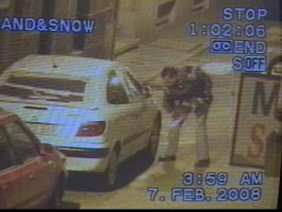 El hombre que pinchó las ruedas del coche a su ex mujer dice que él es víctima de acoso