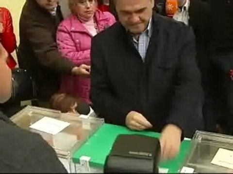 Chaves y Arenas recuerdan a Isaías Carrasco y a Mari Luz