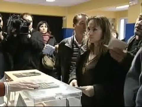 La viuda del ex concejal asesinado por ETA acude a votar