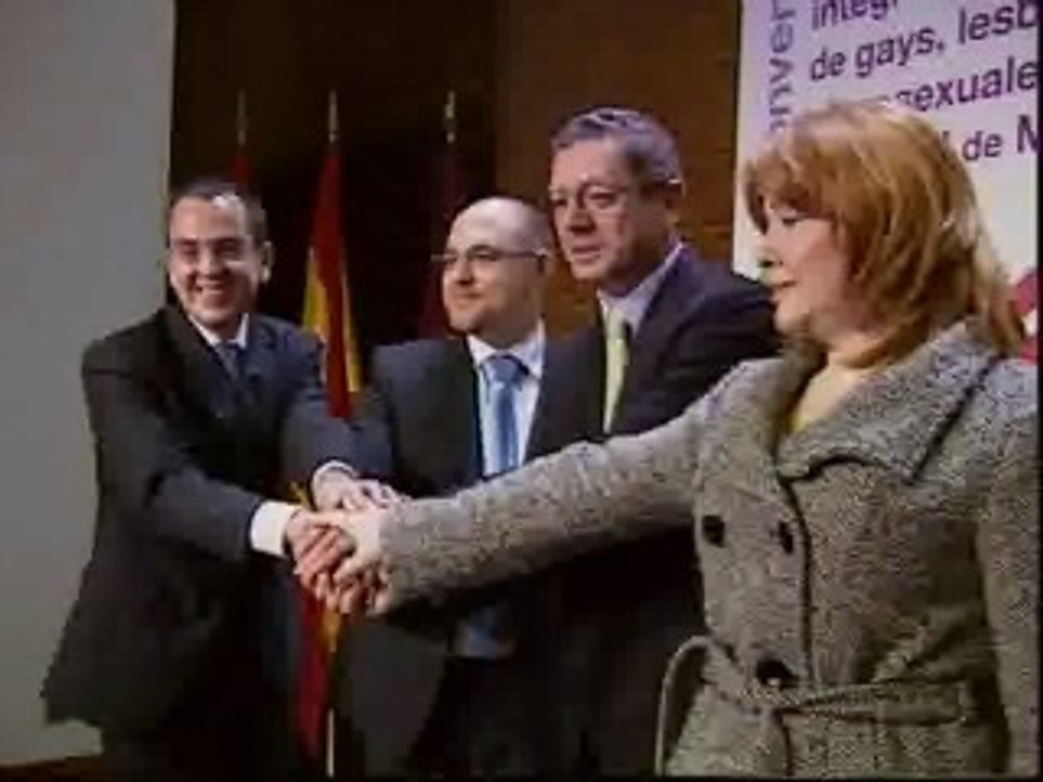 Gallardón firma un acuerdo con gays y transexuales