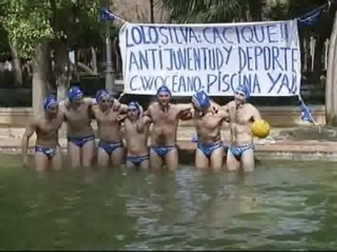 Los jugadores de Waterpolo Oceano de Sevilla se bañan en una fuente como protesta