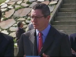 Gallardón insta a"escuchar" y "no solo a ver y oír" el debate