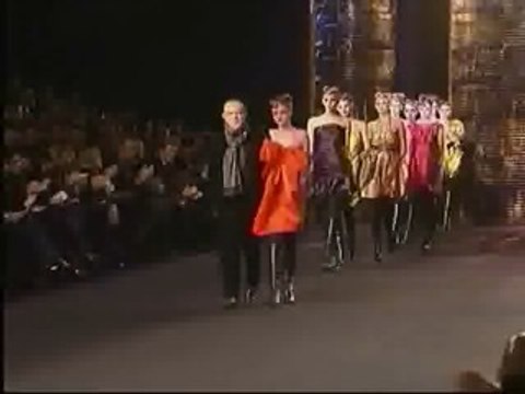 Lacroix presenta en París una colección divertida llena de color