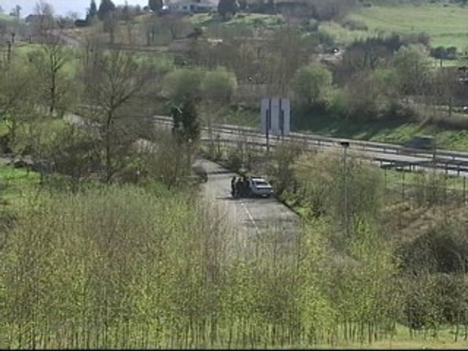 La Ertzaintza registra la vivienda en la que fueron detenidos los dos presuntos etarras