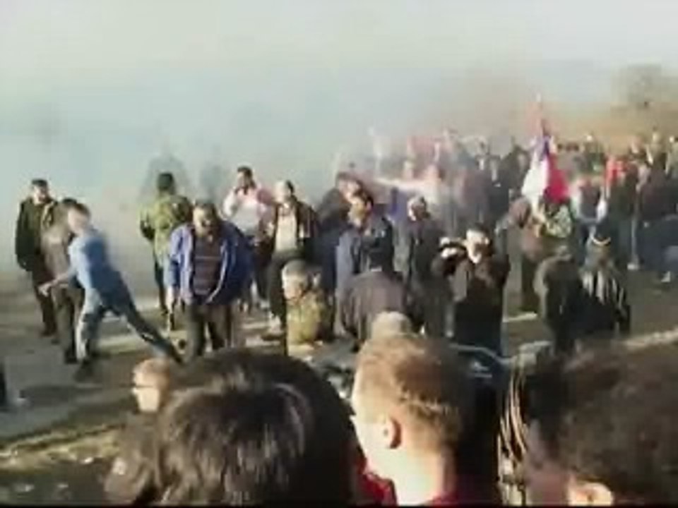 Radicales serbios se enfrentan a la policía en la frontera con Kosovo
