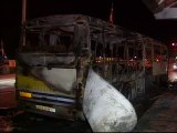 Varios encapuchados prendieron fuego ayer a un autobús en la localidad bilbaína de Ondarroa