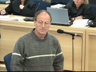 Dos históricos etarras consideran que la lucha armada es inútil y un obstáculo para el autogobier