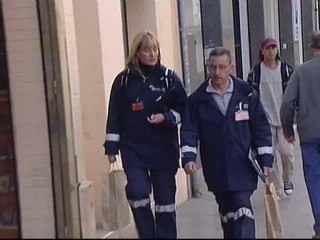 Agentes cívicos educan a los vecinos en Santa Coloma de Gramanet