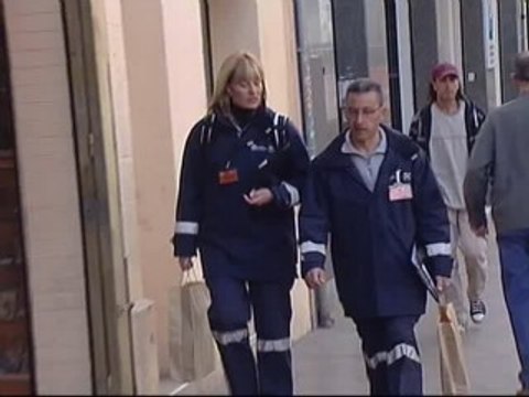 Agentes cívicos educan a los vecinos en Santa Coloma de Gramanet