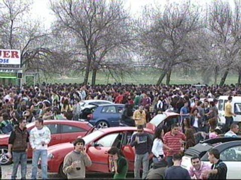 Más de 6000 jóvenes celebran en Sevilla un macrobotellón