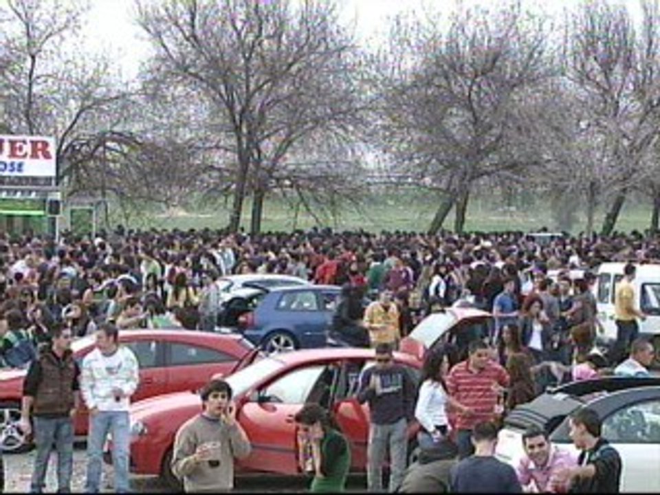 Más de 6000 jóvenes celebran en Sevilla un "macrobotellón"