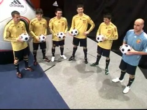 Los jugadores españoles presentan la segunda equipación y el balón para la próxima Eurocopa