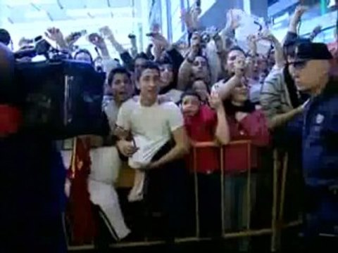 Unos quinientos aficionados jalean el nombre de Raúl a la llegada de la selección