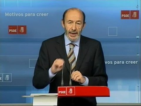 Rubalcaba tacha de xenófobas las propuestas sobre inmigración de Rajoy