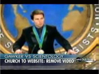 Tom Cruise y su medalla de cienciólogo
