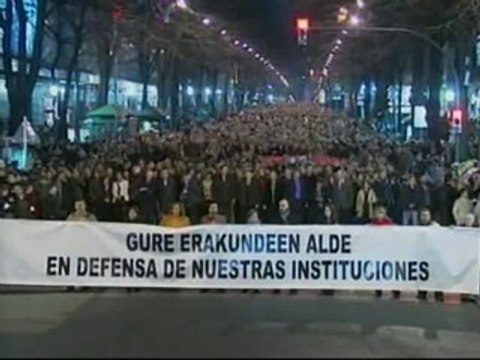 Miles de personas participan en la manifestación en defensa de las instituciones vascas