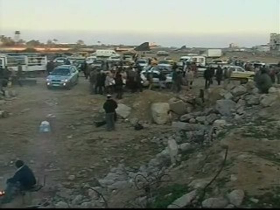 Miles de Palestinos vuelven a casa cargados con provisiones de Egipto