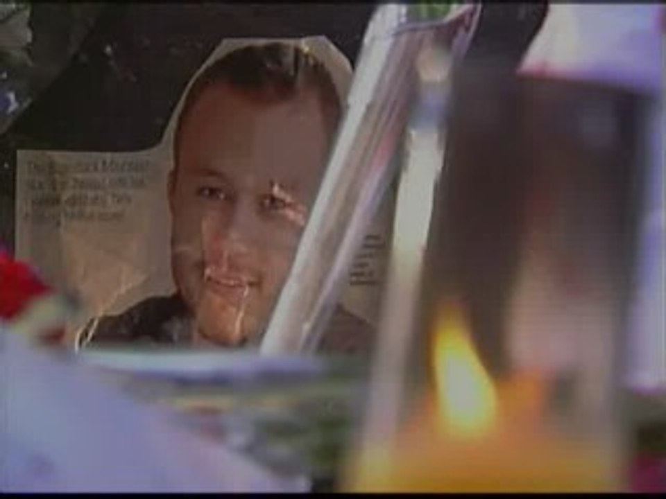 Velas, flores y mensajes de despedida para Heath