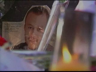 Velas, flores y mensajes de despedida para Heath