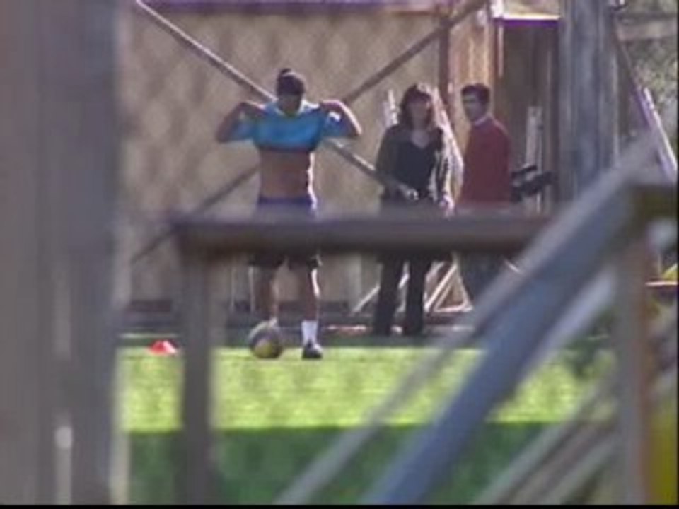 Ronaldinho enseña sus abdominales para demostra...