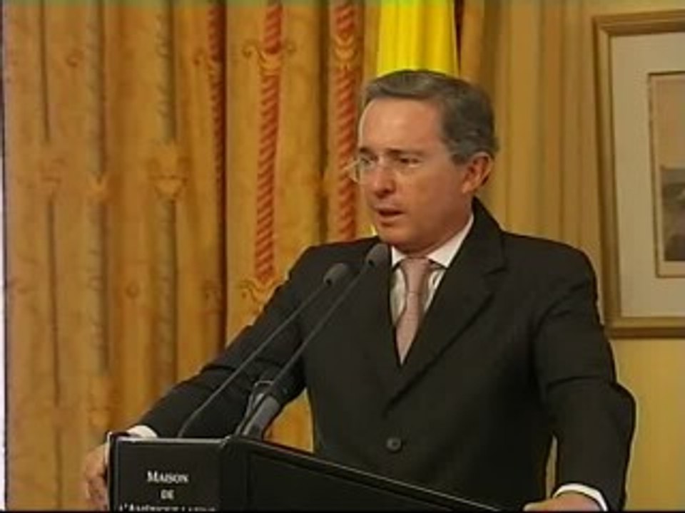Uribe llama "al mundo entero" a ejercer presión sobre las FARC