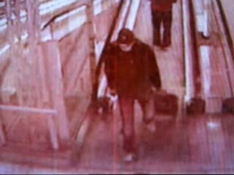 Primeras imágenes del etarra Sarasola abandonando la T-4 después de dejar la bomba