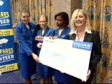 Las azafatas de Ryanair entregan los beneficios del calendario a una ONG