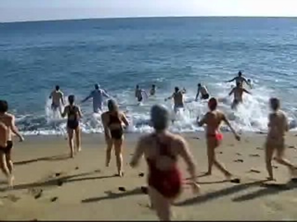 Primer baño de 2008 en la Barceloneta