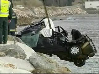 Hallados muertos en su coche bajo el mar