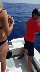 ¡Tiburón come parte del atún capturado por un pescador!