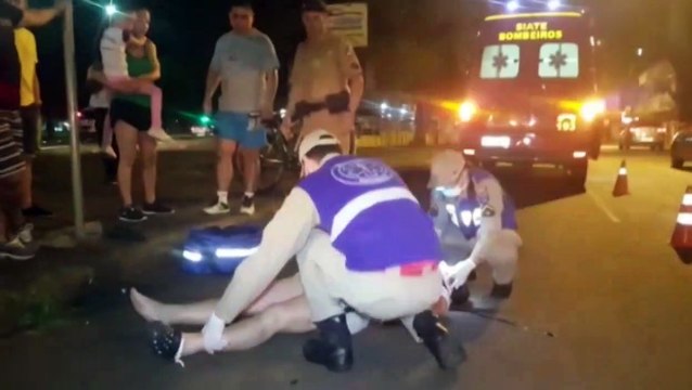 Pedestre e motociclista ficam feridos em atropelamento