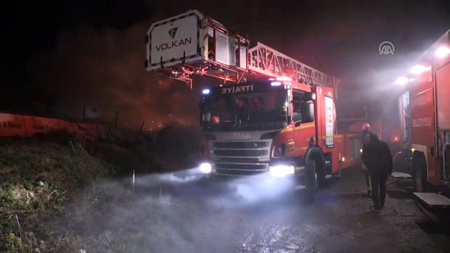 Kocaeli'de palet imalathanesinin depolama alanında yangın