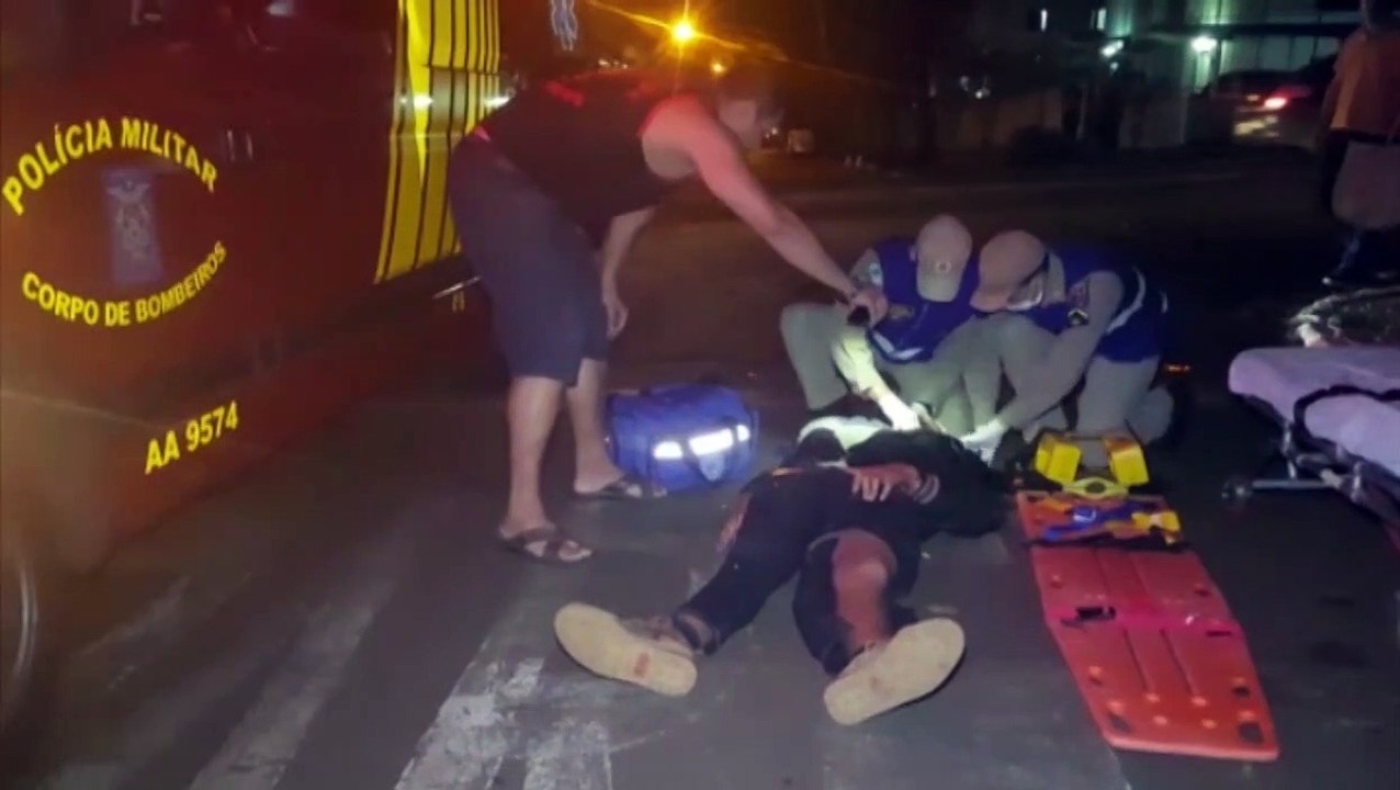 Motociclista é jogado contra árvore após colisão
