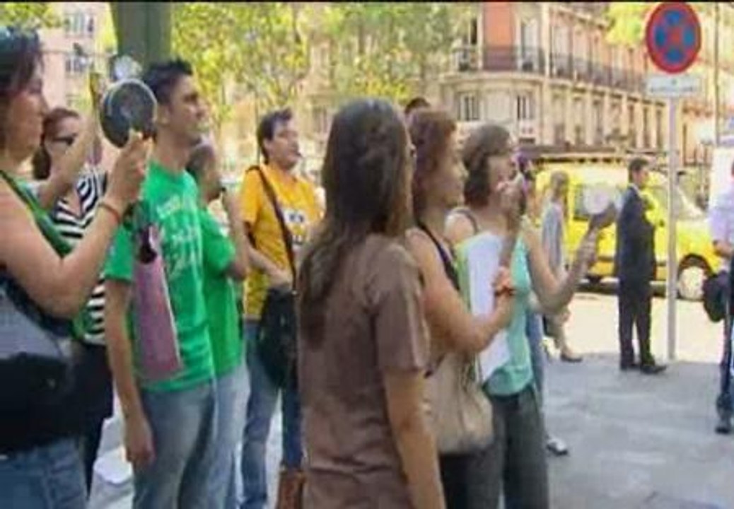 Miles de personas se manifiestan frente a la Consejería de Educación por los recortes