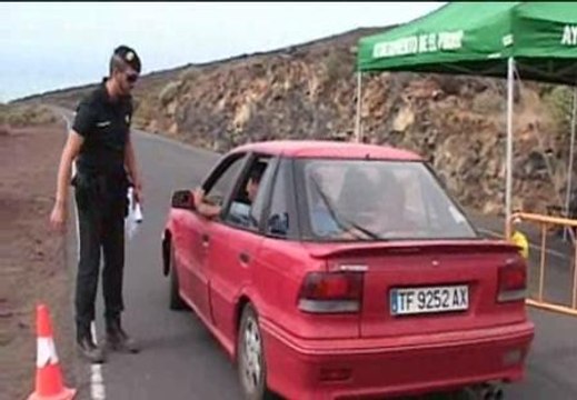 Los vecinos de La Restinga entranr en sus casa a recoger sus pertenencias