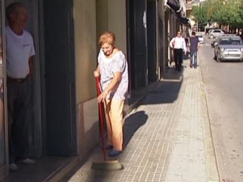 Vecinos de Esparreguera limpian calles para ahorrar