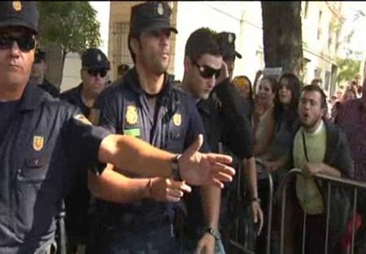 Samuel Benítez, imputado en el caso de Marta del Castillo, abandona llos juzgados entre abucheos