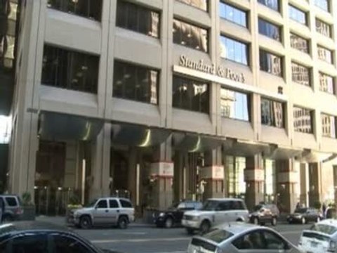 Agencias de calificación rebajan la nota a los bancos